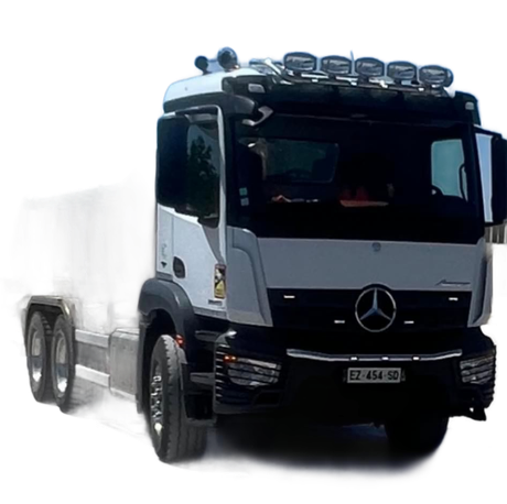 Semi-remorque Mercedes blanche avec remorque, vue de face. Calandre, phares et cabine noirs avec plusieurs feux de toit.