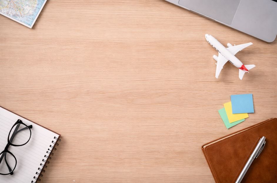 Una vista cenital de un escritorio