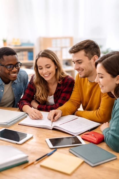 Un grupo de cuatro estudiantes