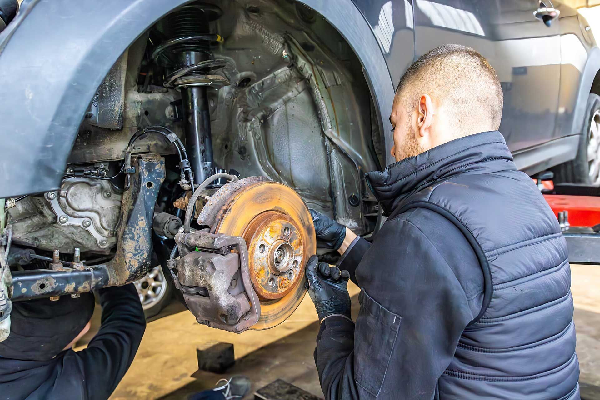 Entretien d'un véhicule par les mécaniciens du Garage Catteau Top Garage