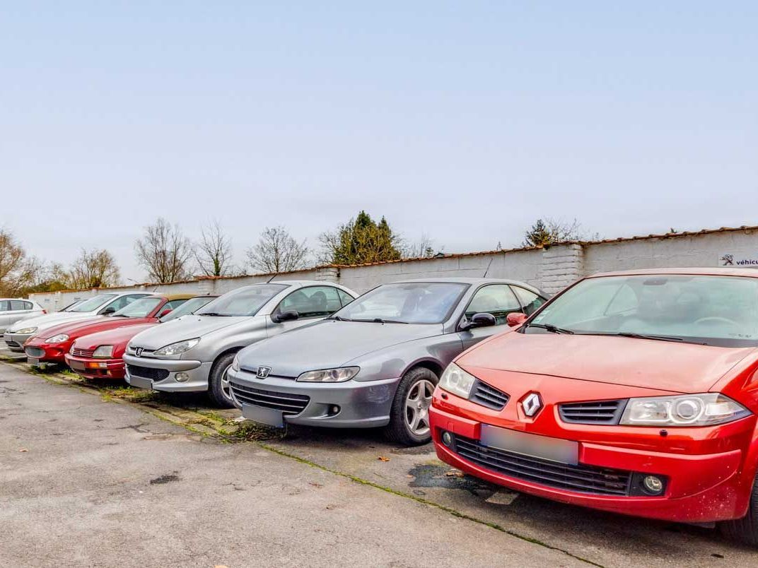 Parking de voitures à vendre