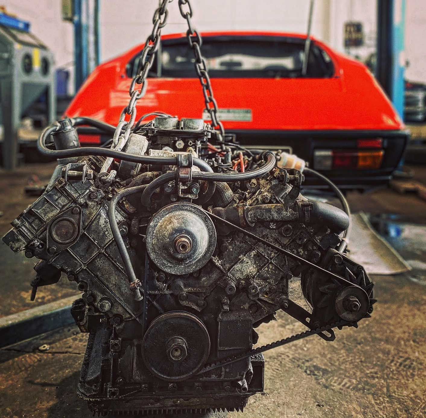 Alpine A310 avec son moteur en premier plan