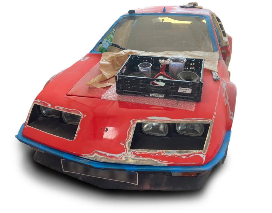 Carrosserie d'une voiture rouge à peindre