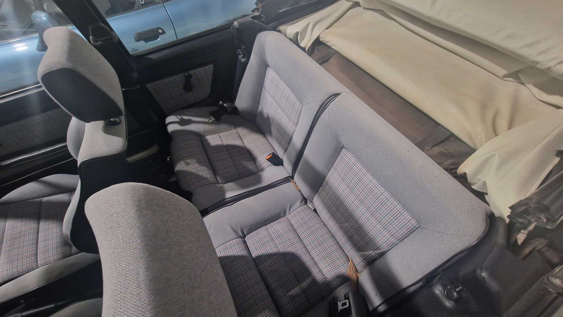 Volkswagen Golf cabriolet GLI vue intérieur sur la sellerie