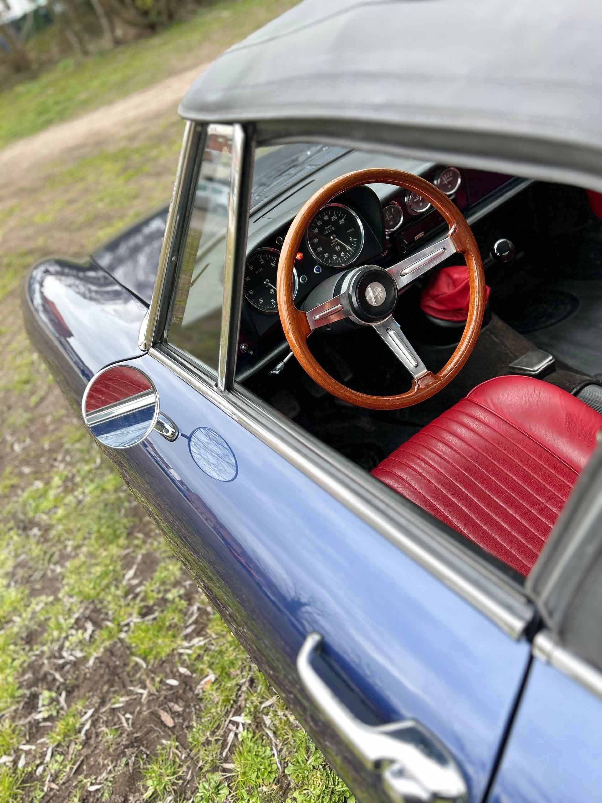 Une voiture de collection vue de près du côté du rétroviseur gauche