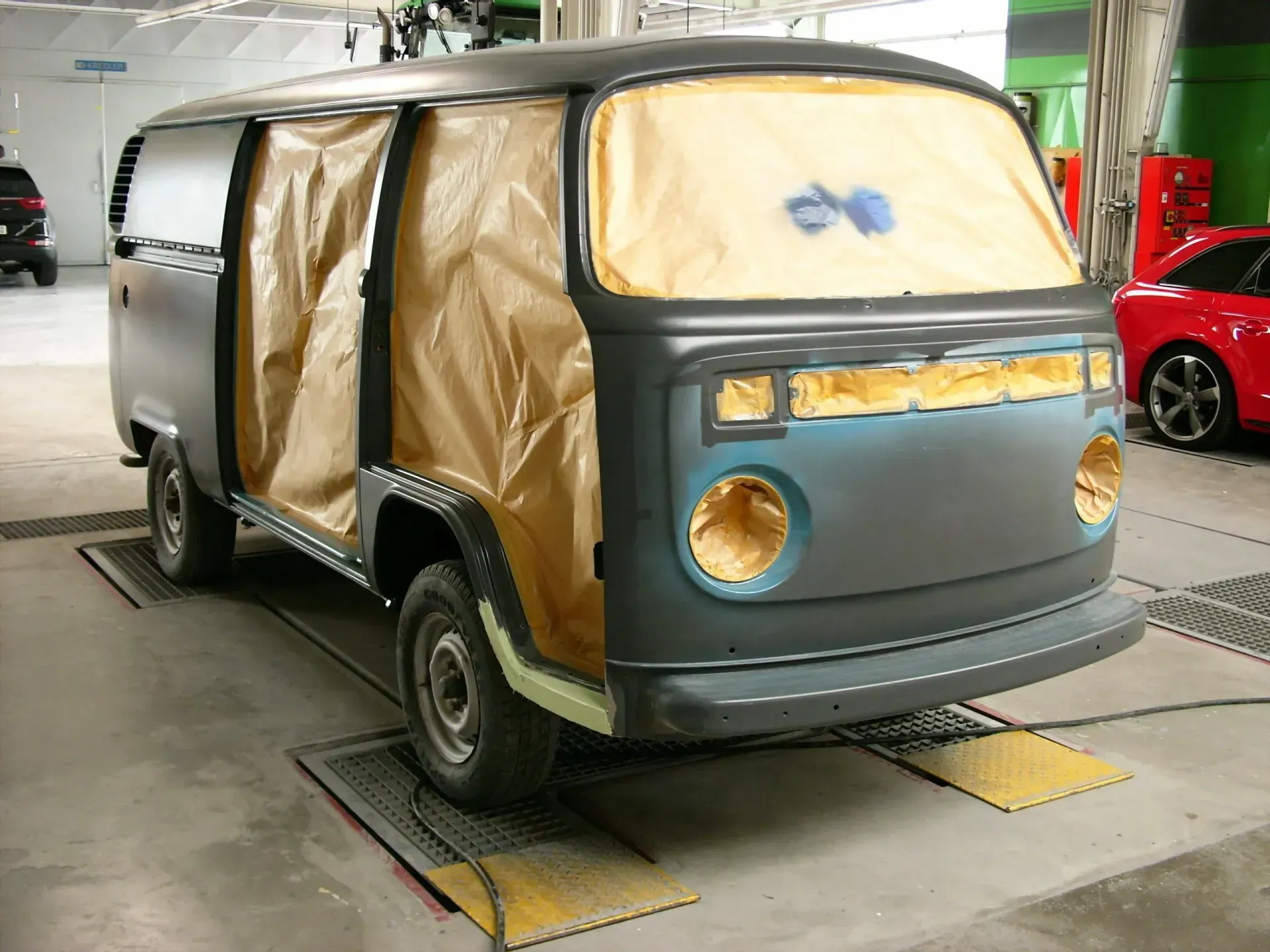 La carrosserie d'un van dans un atelier de peinture
