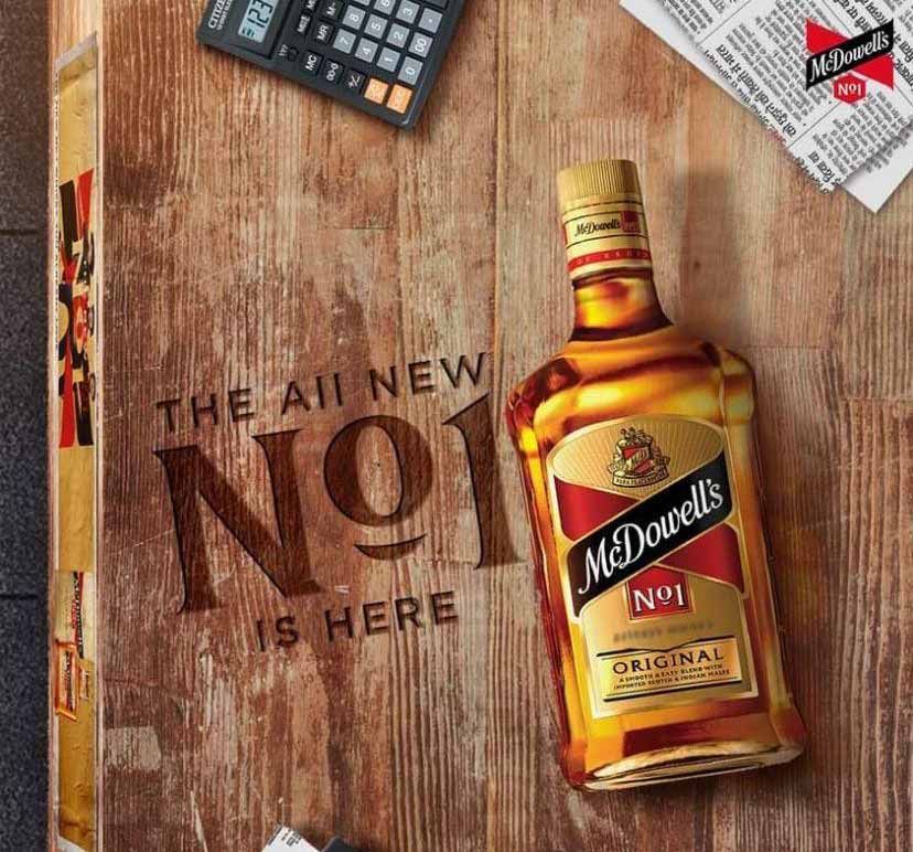 Una botella de McDowell's está sobre una mesa de madera.