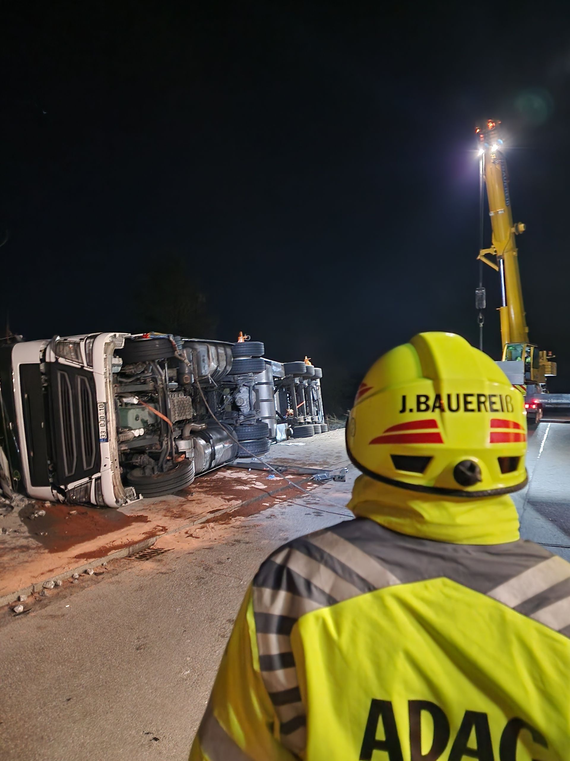 Ein Mann, der einen Helm mit der Aufschrift ADAC trägt