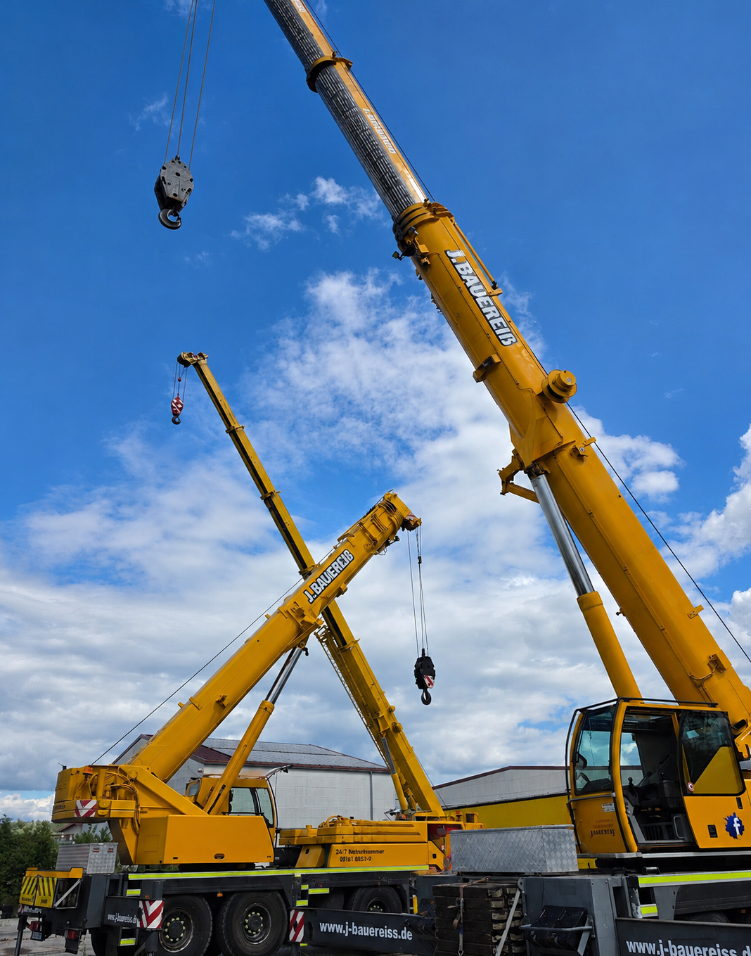 Unsere erfahrenen Spezialisten führen Kranarbeiten auf einer Baustelle durch.