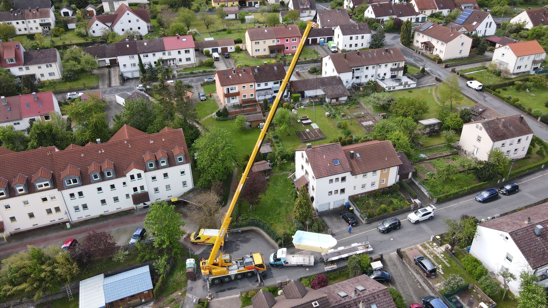 Eine Luftaufnahme eines Wohngebiets mit einem Kran in der Mitte.