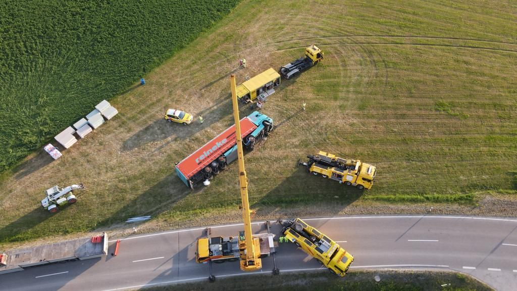 Eine Luftaufnahme eines LKW-Unfalls auf einer Autobahn.