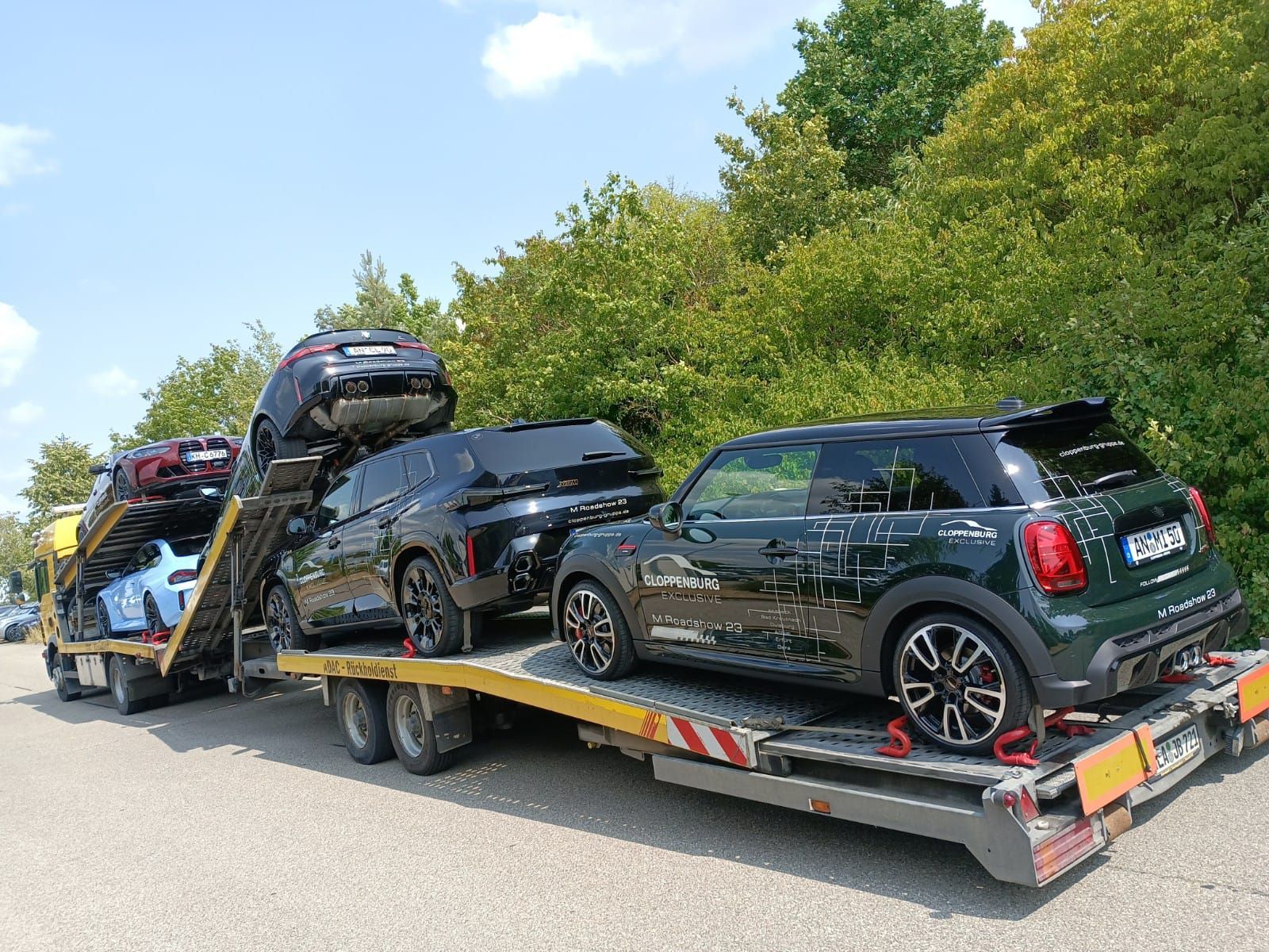 Ein schwarzer Mini Cooper steht auf einem Abschleppwagen.