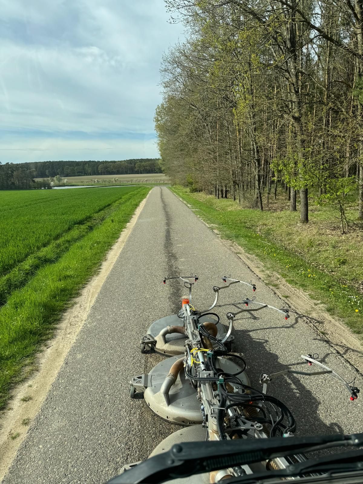 Zwei Fahrräder stehen am Straßenrand.