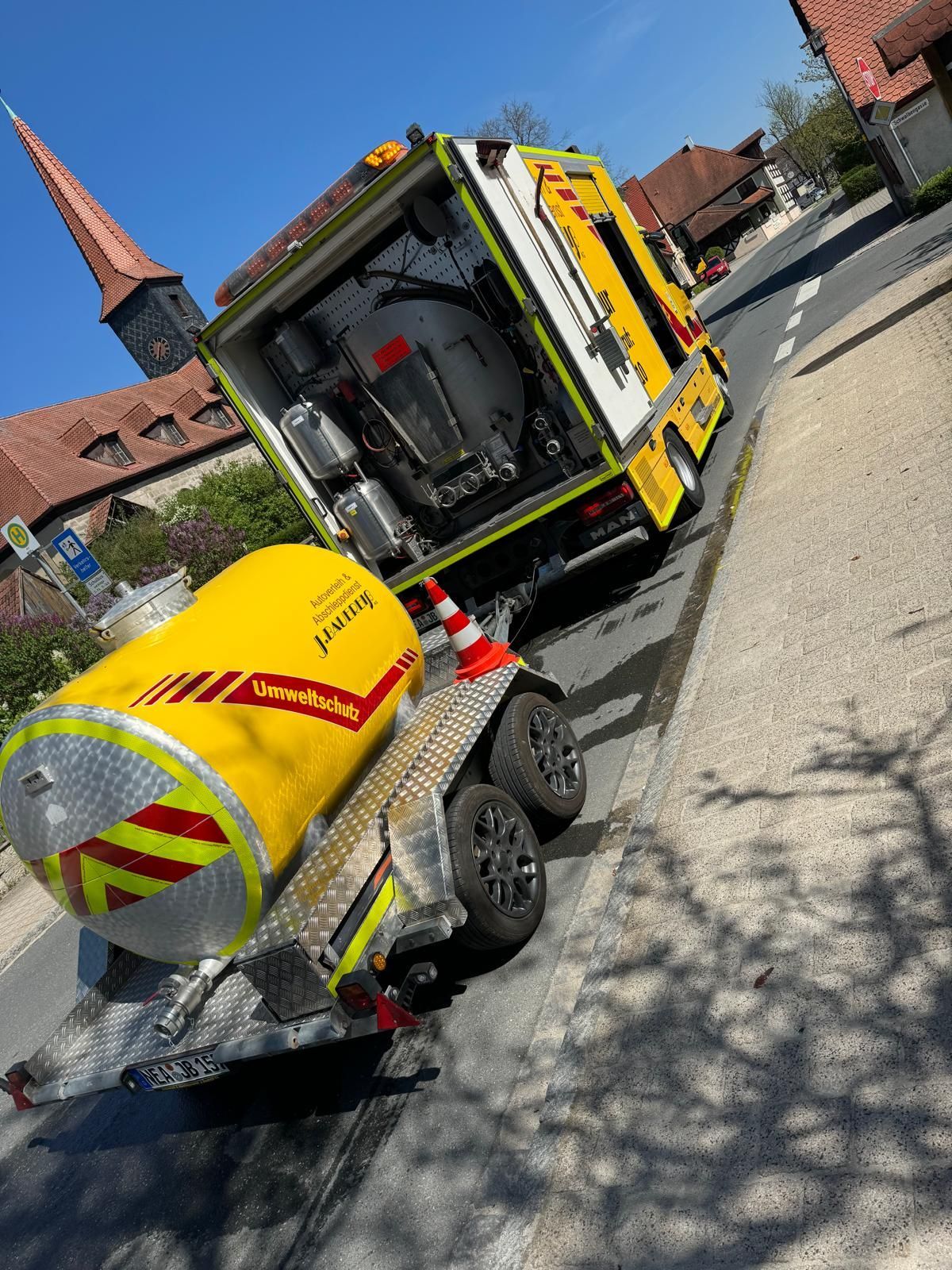 Ein gelber Lastwagen steht am Straßenrand.
