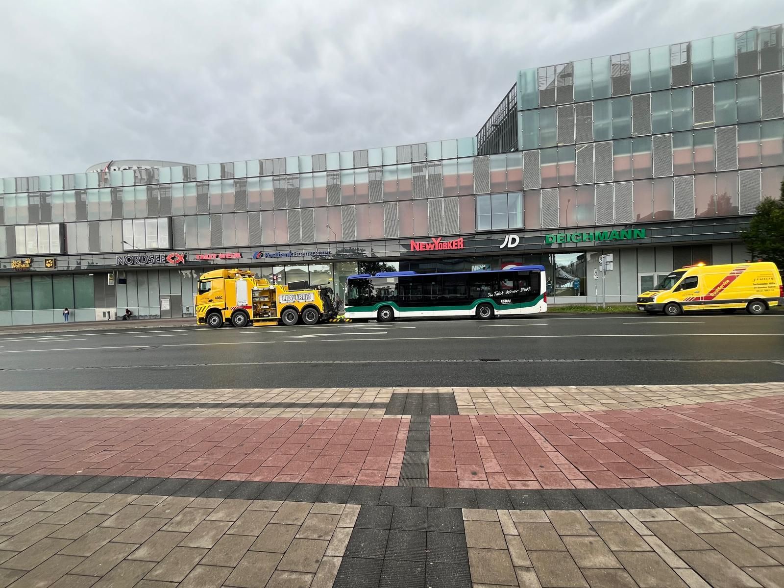 Ein gelber Lieferwagen steht am Straßenrand vor einem Gebäude.