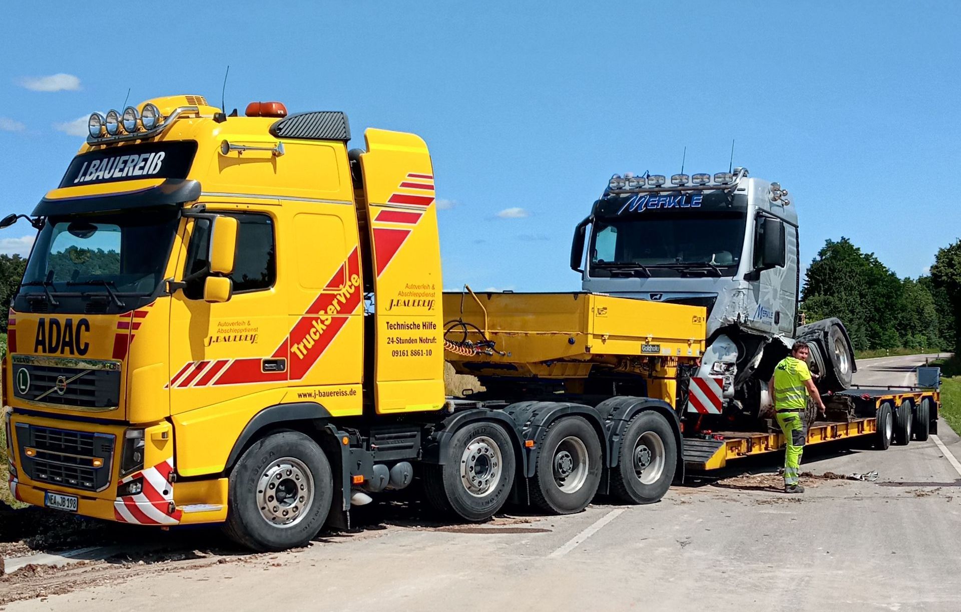 Ein gelber LKW mit ADAC auf der Seite