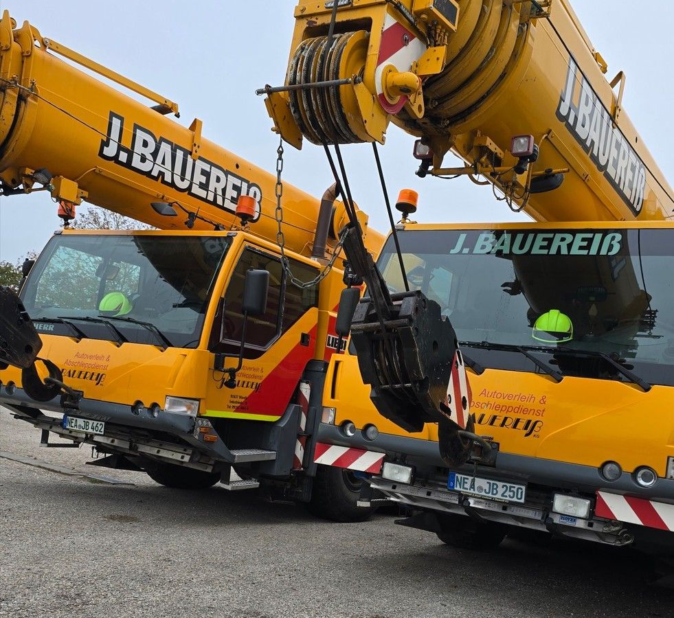 Zwei gelbe J.Bauere LKW stehen nebeneinander