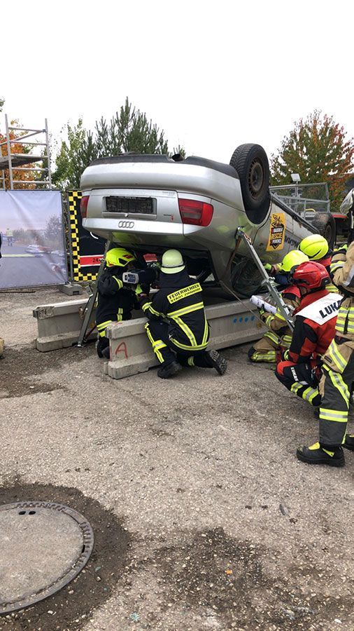 Umgestürztes Fahrzeug bei einer Übung zur technischen Hilfeleistung