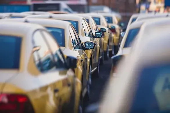 Una fila de taxis están alineados en un atasco de tráfico en una calle de la ciudad.