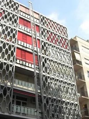 Un edificio con una escalera que sube a la cima.