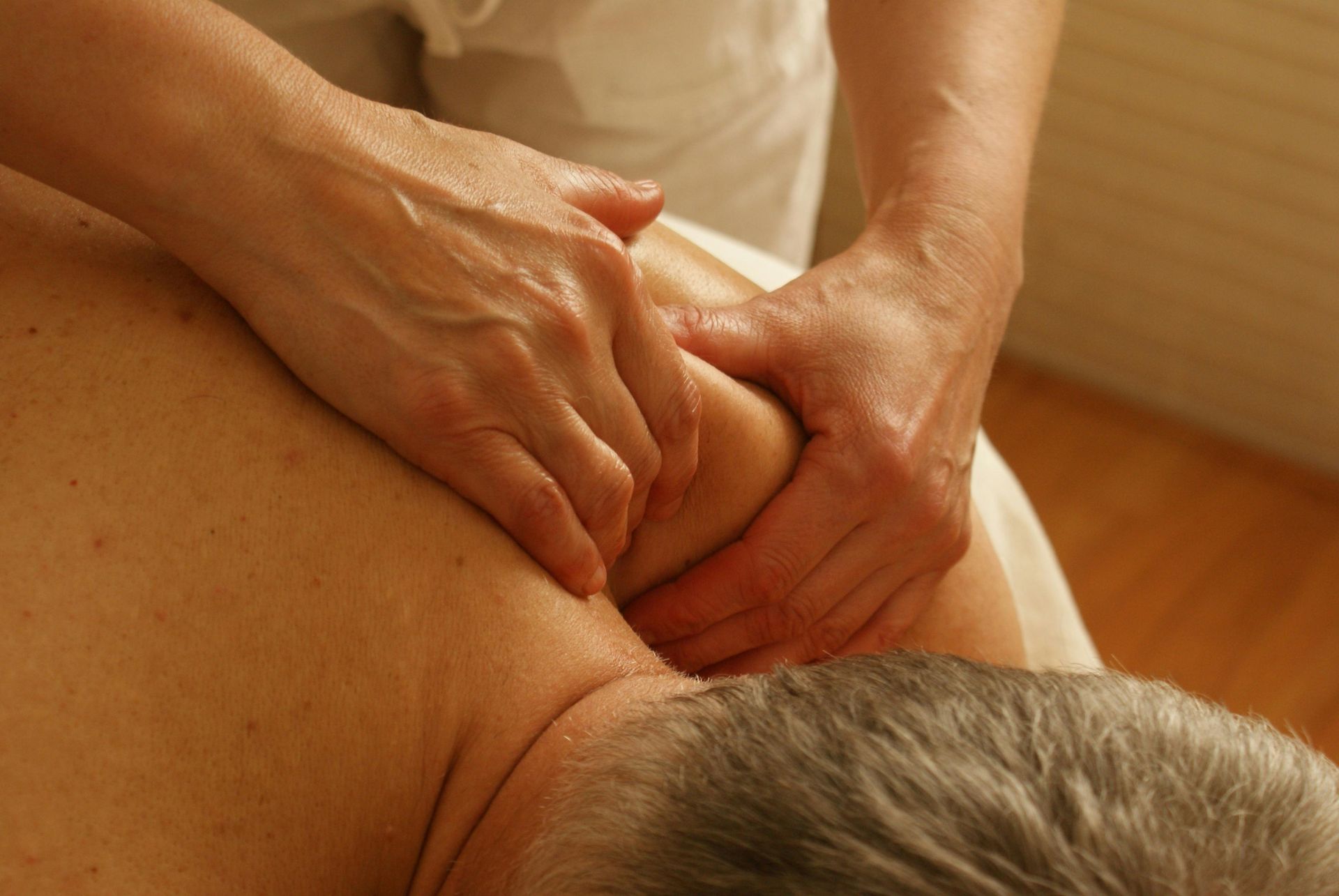 Ein Mann bekommt eine Massage