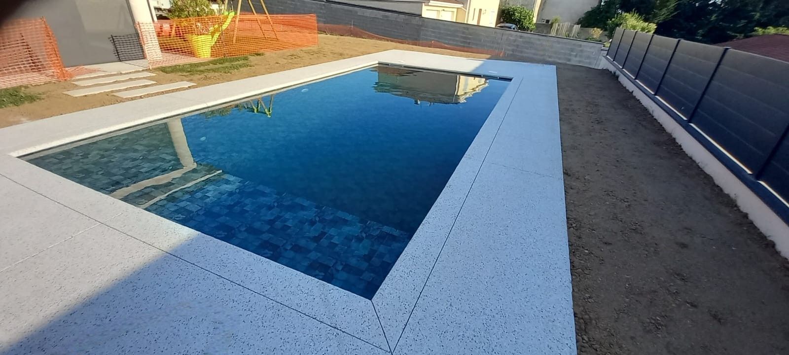 Piscine et terrasse en béton désactivée
