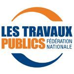Logo : « Les Travaux Publics » en bleu et orange, avec un croissant en haut et en bas. « Fédération Nationale » est à droite.