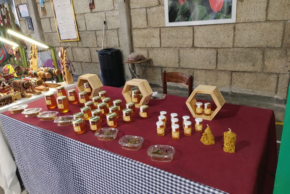 Sobre una mesa cubierta con un 