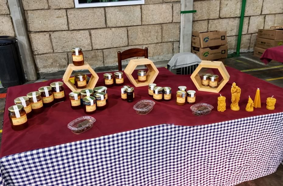 Sobre una mesa cubierta con un 