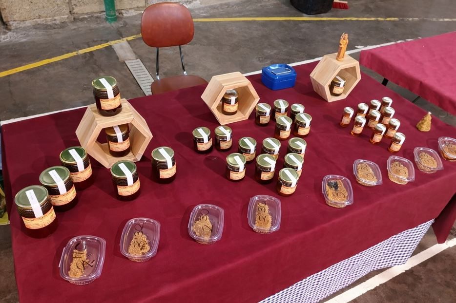 Una mesa cubierta de rojo exhibe 