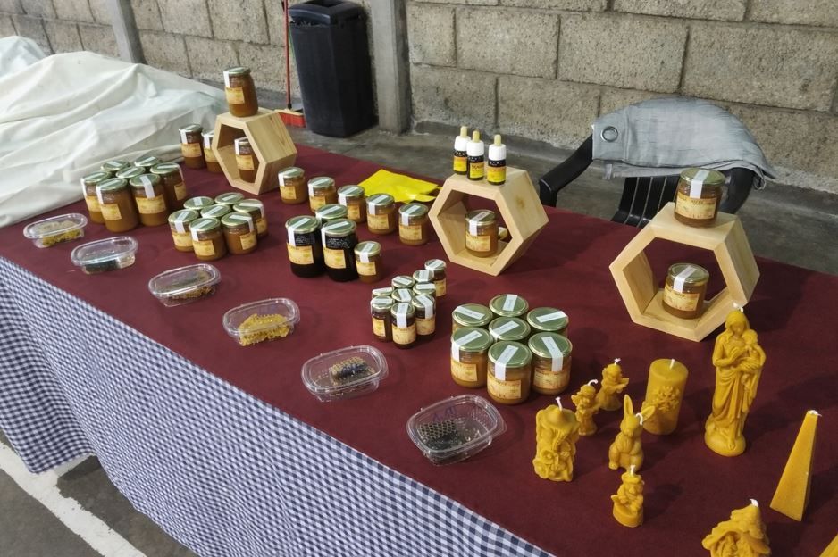 Una mesa con tarros de miel