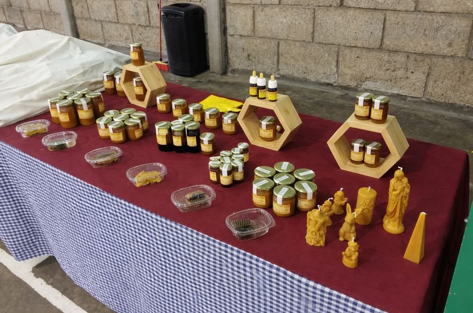 Una mesa decorada con tarros 