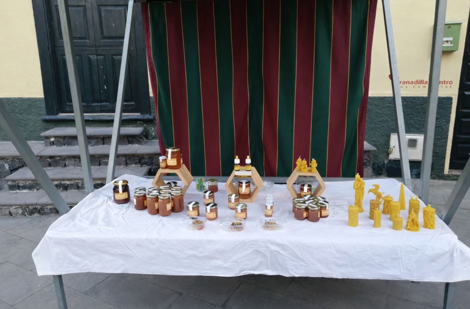 Una mesa cubierta con un mantel 