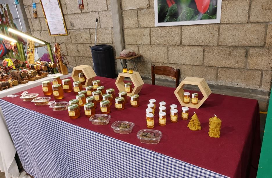 Una mesa de puesto de mercado 