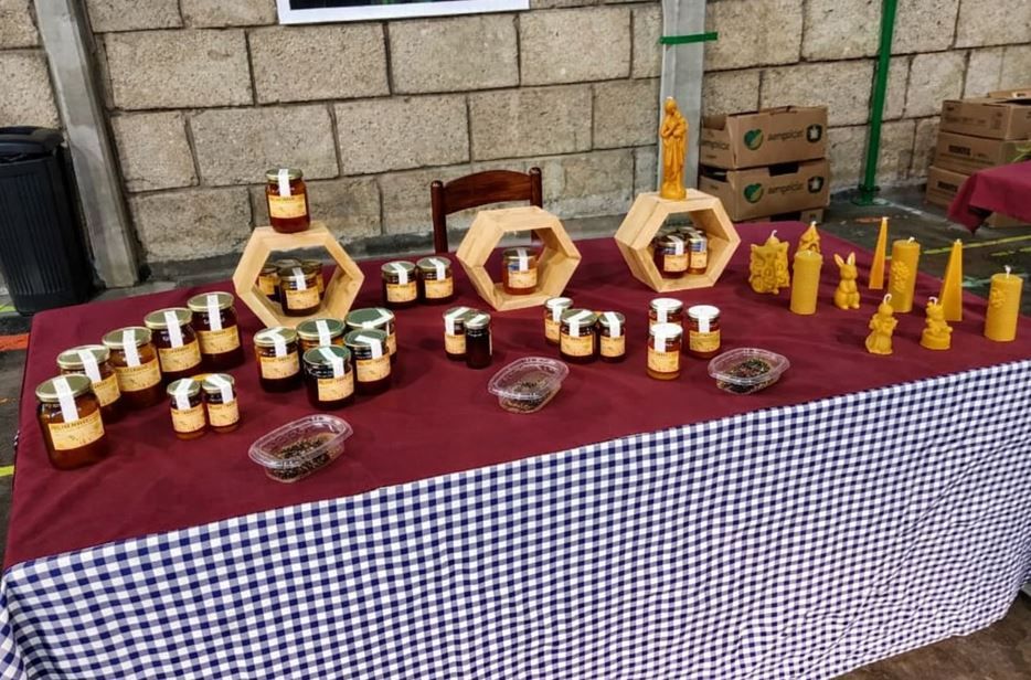 Una mesa expositora cubierta con un mantel rojo 