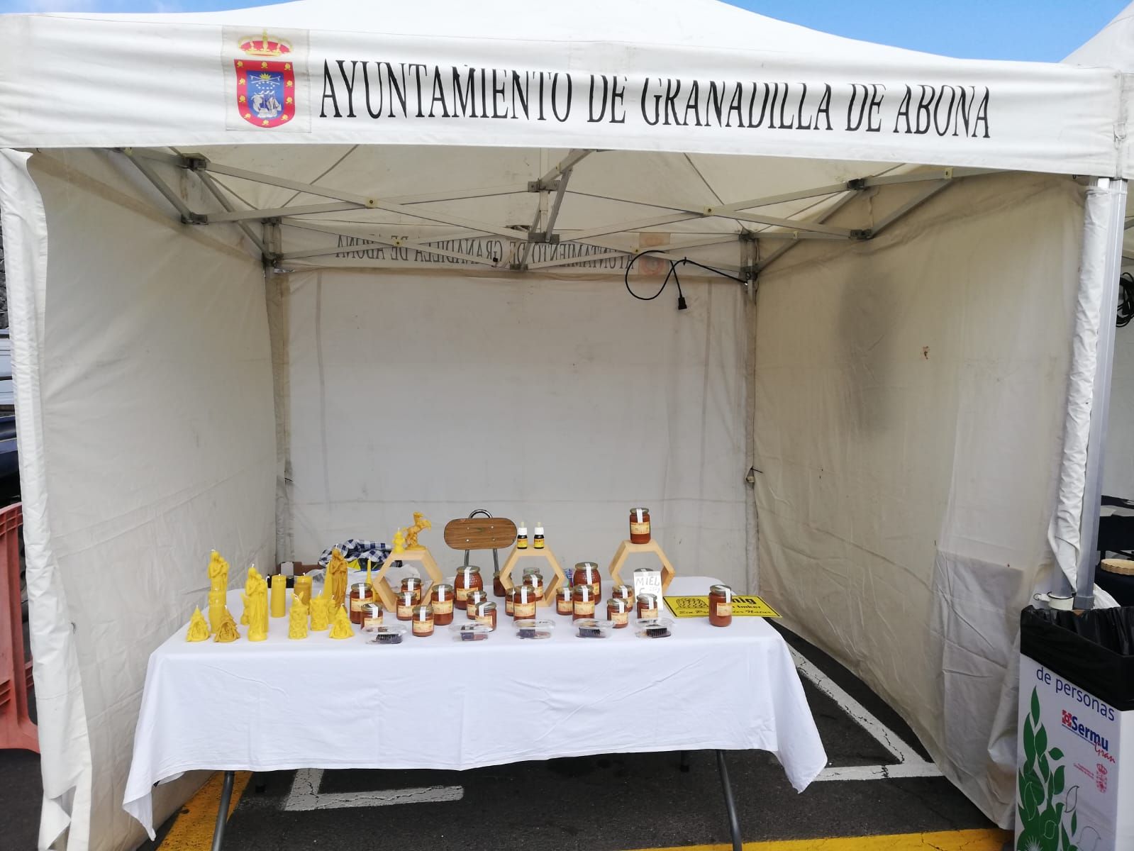 Una carpa blanca de mercado 