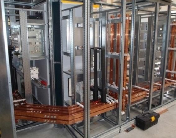 Machines industrielles avec barres omnibus en cuivre à l'intérieur d'une armoire électrique à châssis métallique