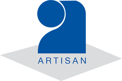 Logo Blue Artisan avec une figure stylisée au-dessus du mot ARTISAN sur un losange gris.