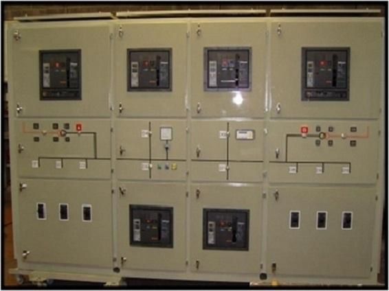 Panneau de commande électrique beige avec jauges, interrupteurs et voyants lumineux fixé au mur
