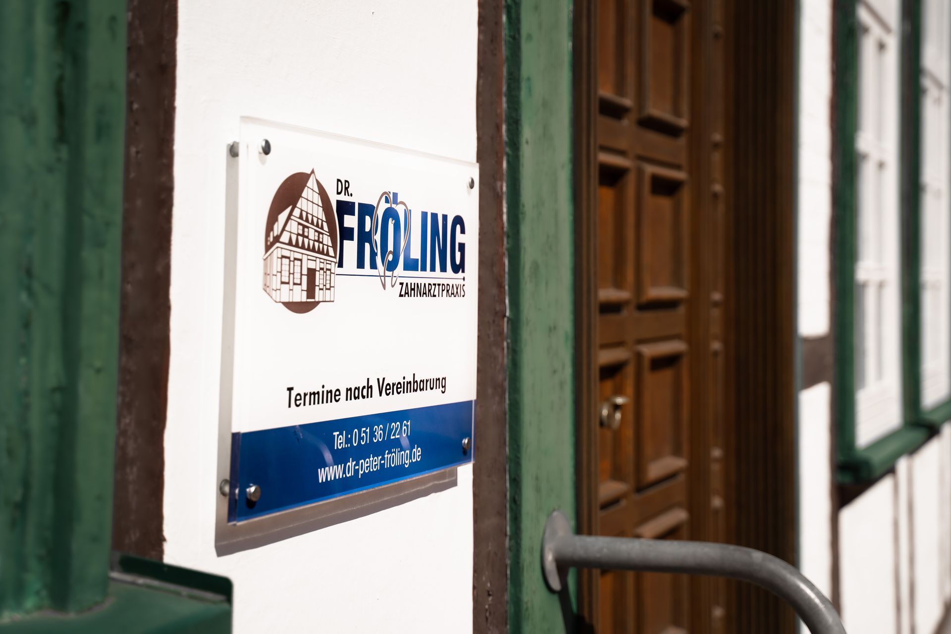 Zahnarzt erklärt Eingriff am Zahnmodell