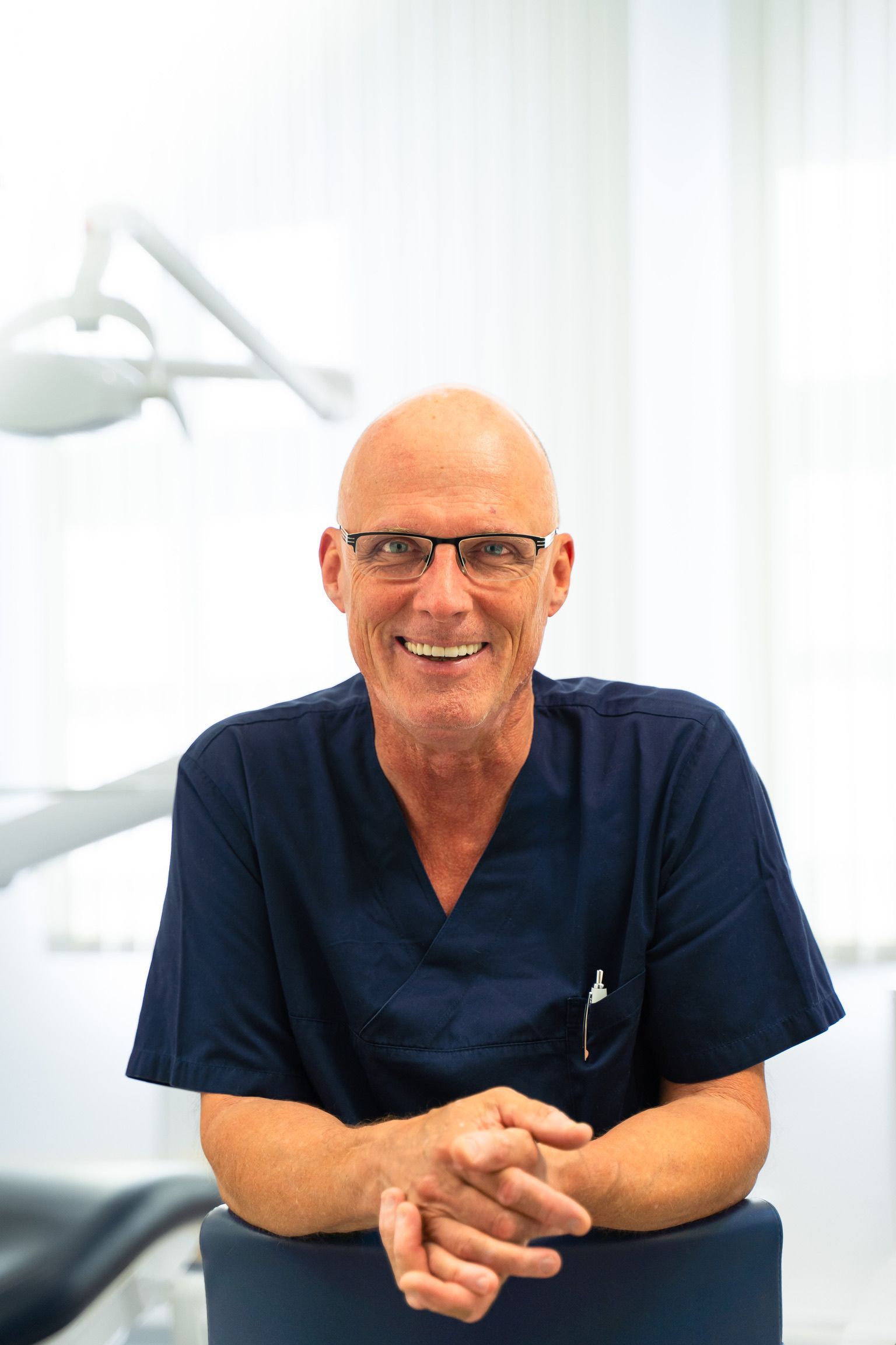 Dr. Peter Fröling lächelt in die Kamera
