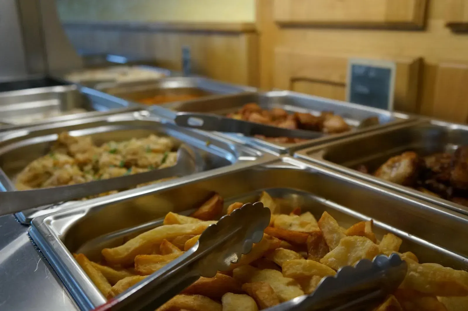 Un buffet de plats chauds : frites, poulet rôti...