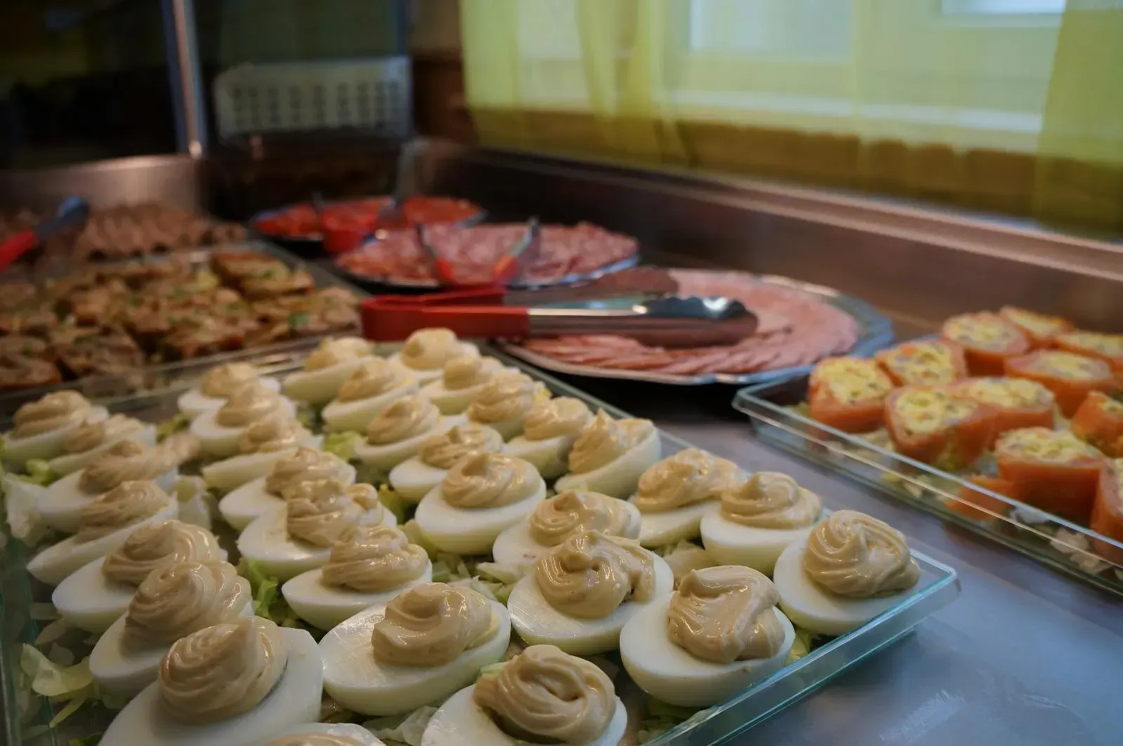 Un buffet d'entrées : œufs, mimosas, charcuterie...