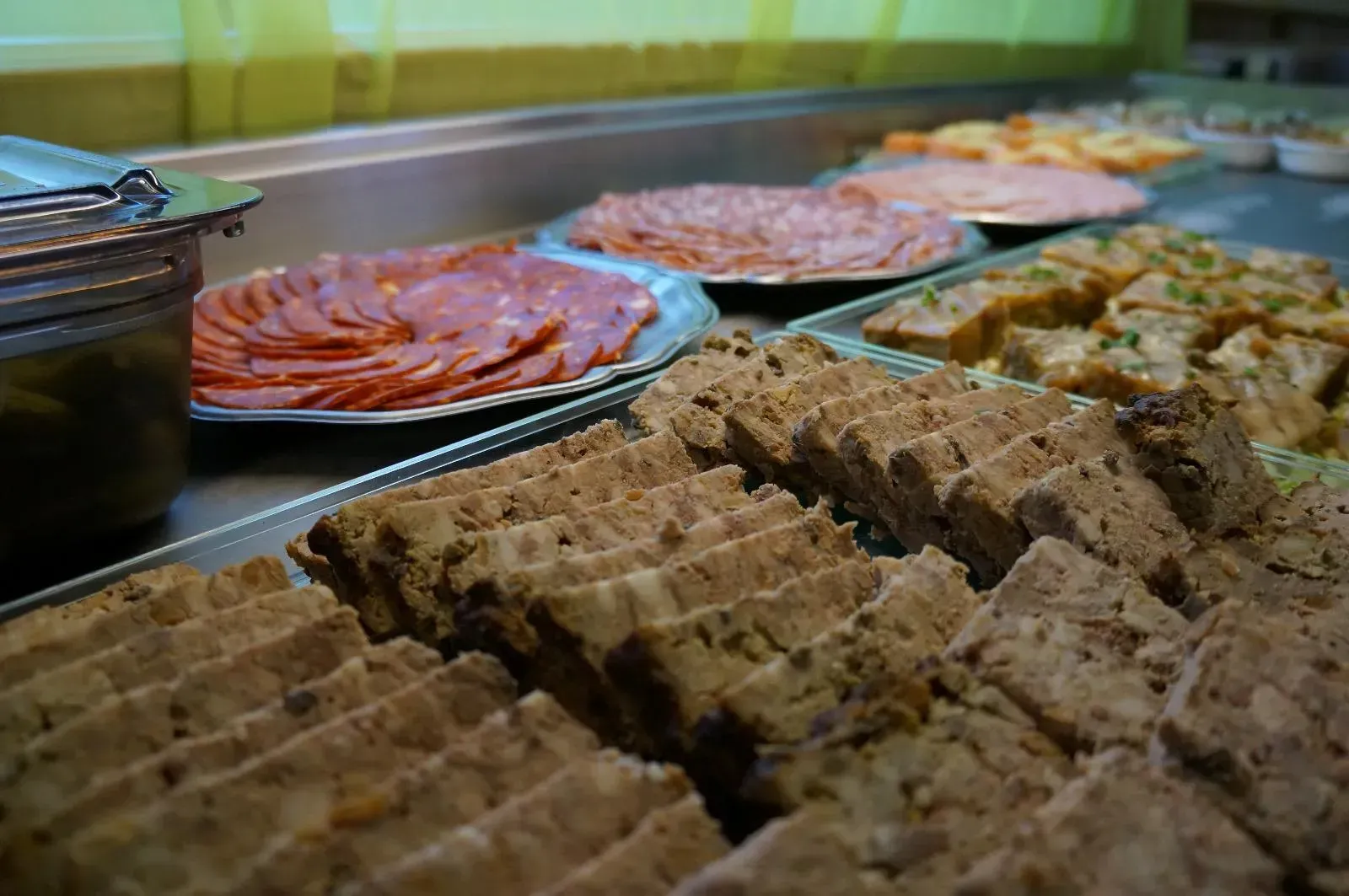 Le buffet à volonté de hors-d'œuvre : charcuterie