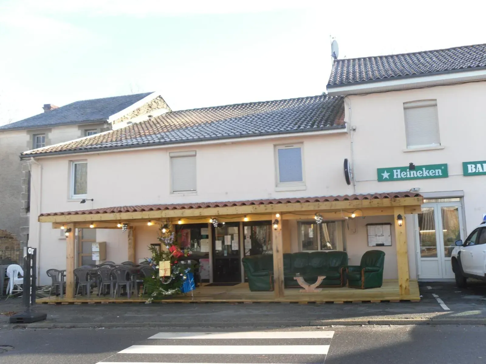 La devanture du restaurant traditionnel avec une terrasse