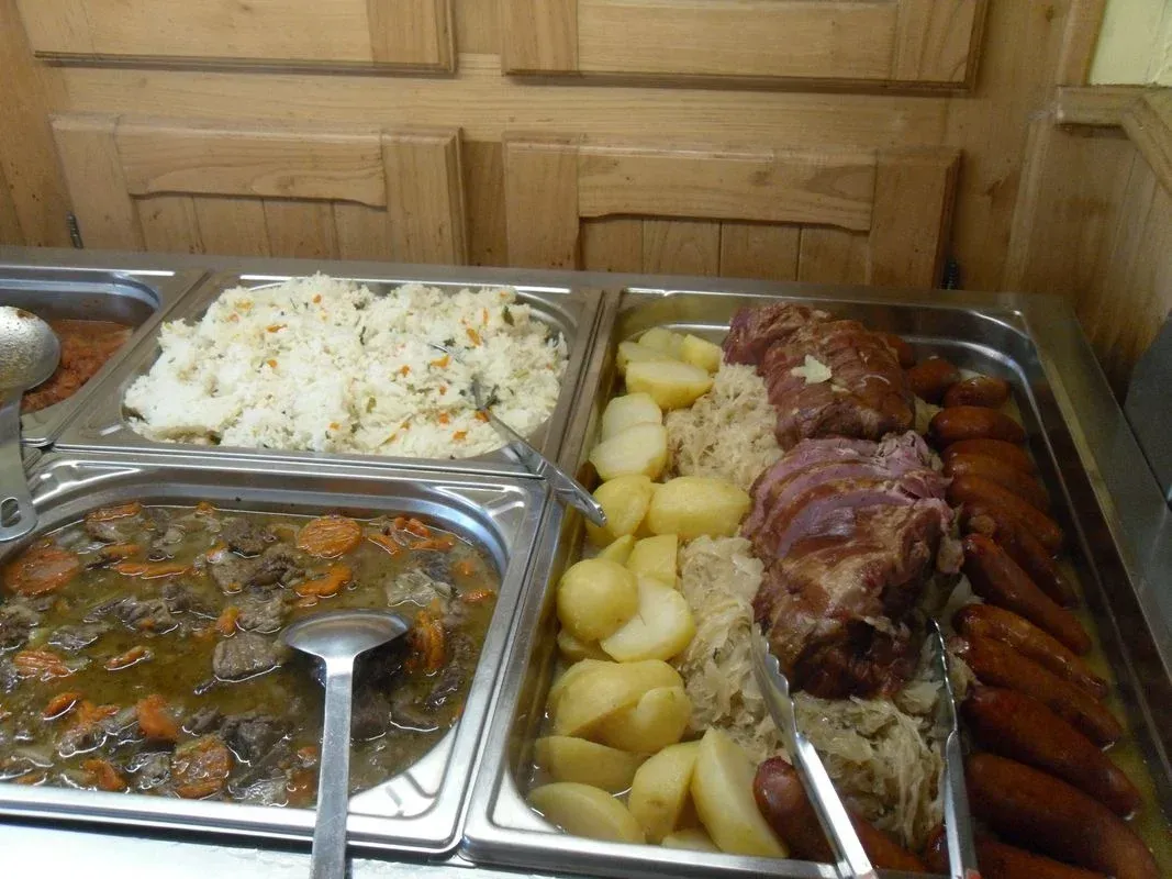 Un buffet de divers plats chauds