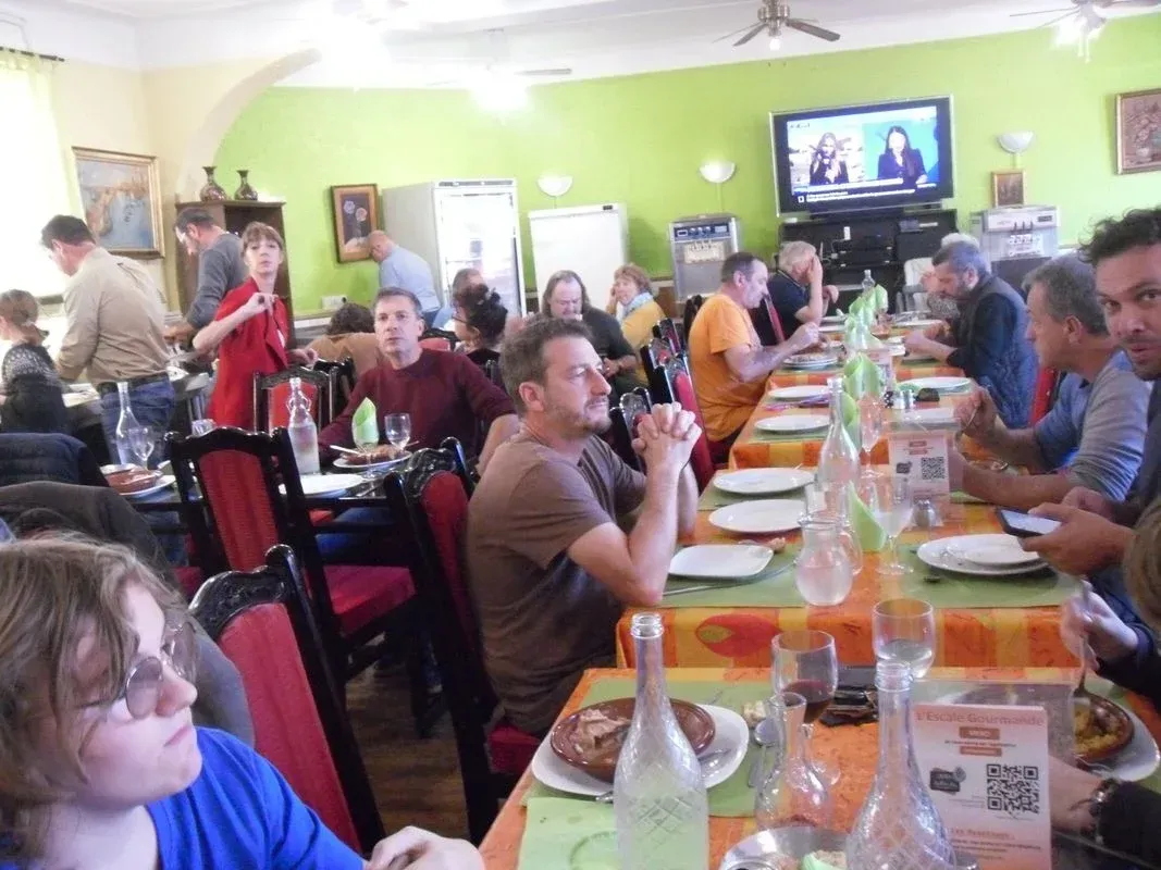 Une ambiance conviviale dans la salle du restaurant