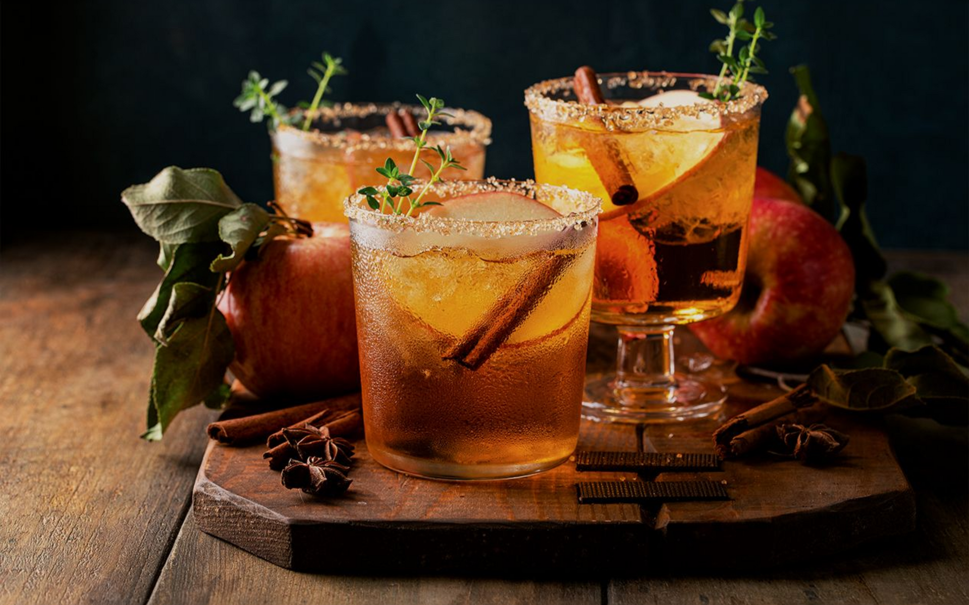 Eine Frau sitzt an einem Tisch und hält eine Topfpflanze.