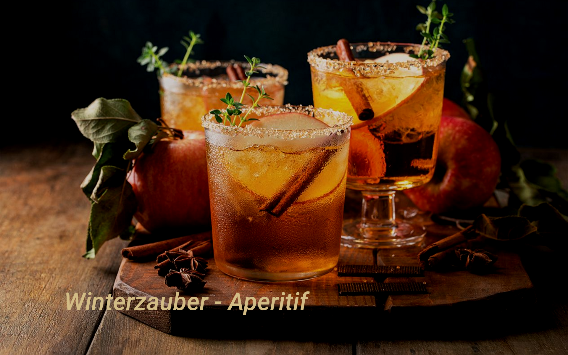 Eine Frau sitzt an einem Tisch und hält eine Topfpflanze.