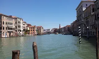 Eine große Wassermasse, die von Gebäuden in einer Stadt umgeben ist.